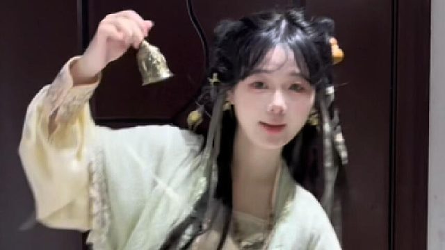 第一次下山捉妖的小师妹。