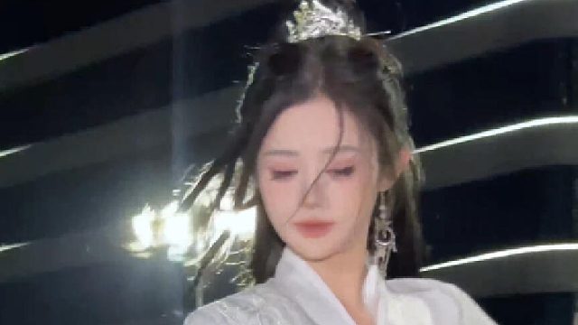 这样清风霁月的她，就应该一尘不染。