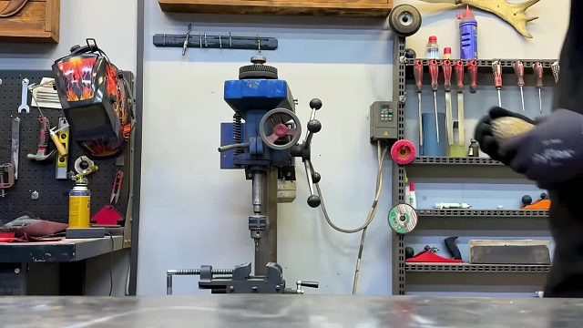 用150颗轴承钢珠制作尼泊尔弯刀，小钢珠大制作