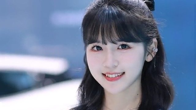 就是一个爱搞怪的小女孩