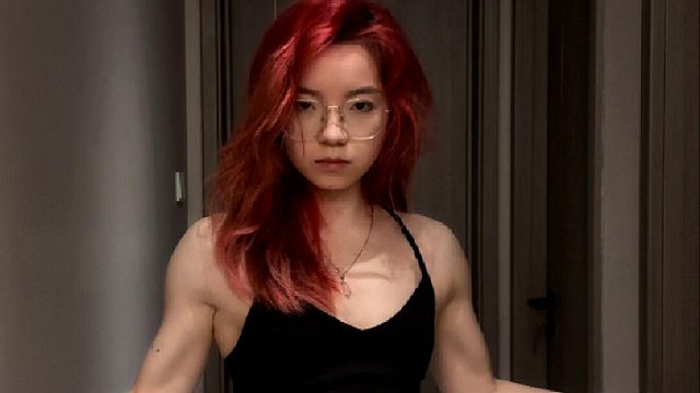 善意的肌肉女  穿衣脱衣两种风格