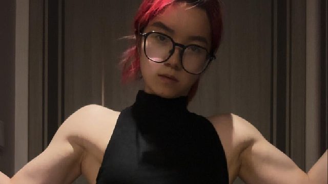 一般不穿无袖，怕把同事吓到