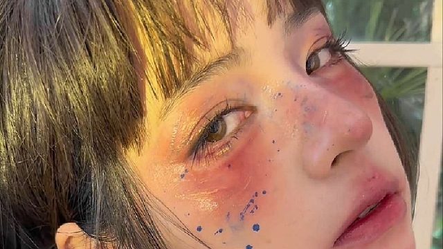 裙裾绘彩，心事凝于画笔，少女翩跹