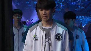 Mlxg：uzi去IG最好成績就是能去世界賽一輪游， 別的不用想了！uzi就不可能有g(shù)ala的的成績