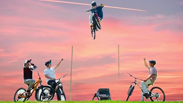 自行车跳高，挑战的高度持续升级，坚持到最后赢得限量版潮鞋