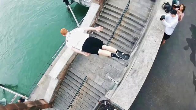 极限挑战，跑酷狠人又出来整活，挑战成功解锁算你厉害的头衔