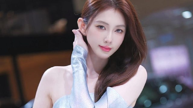 车展上自带发光特效的女孩