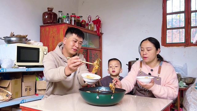 家里常吃蔬菜不吃肉，媳妇只做一个菜，看看中午饭吃的啥