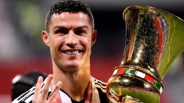 C罗最“坑”的捧杯：坑完儿子坑女友，美女球迷看笑了！