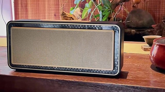 桌面音箱别乱买！AI 调音的魔砖 6 代，人声比耳机还贴耳