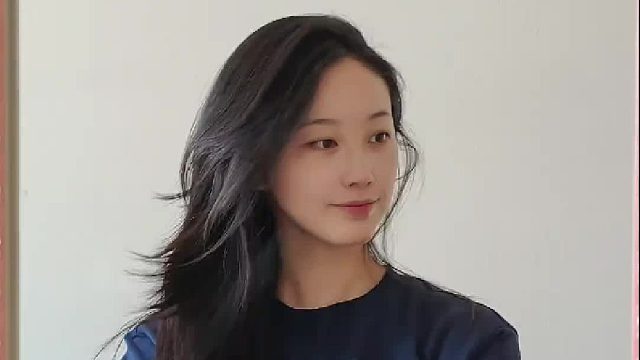 穿上卫衣就看不到肌肉了