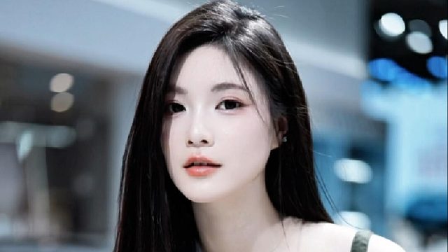 车展上很难不心动的幼态脸女孩