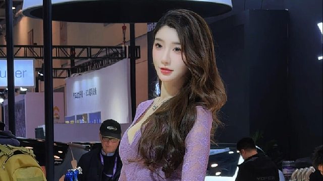 还有人没被这个模特吸引吗？