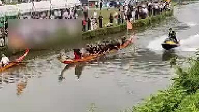 搞笑：男子驾驶摩托艇甩出水花，把整条龙舟掀翻了
