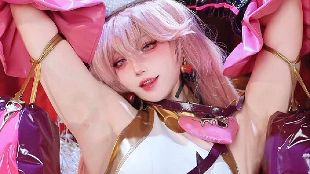 被女人扇巴掌时，先飘来的是香气