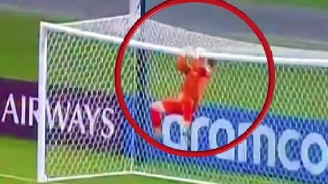 甲亢型门将在门框上做引体向上被裁判警告