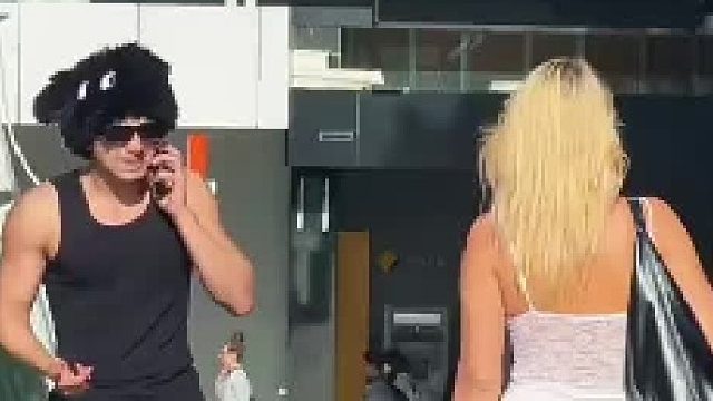 老外可真会演戏