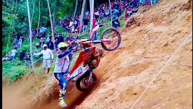 极限摩托车爬坡挑战，只要你不怕嘎，爬到坡顶就能赢得百万奖金