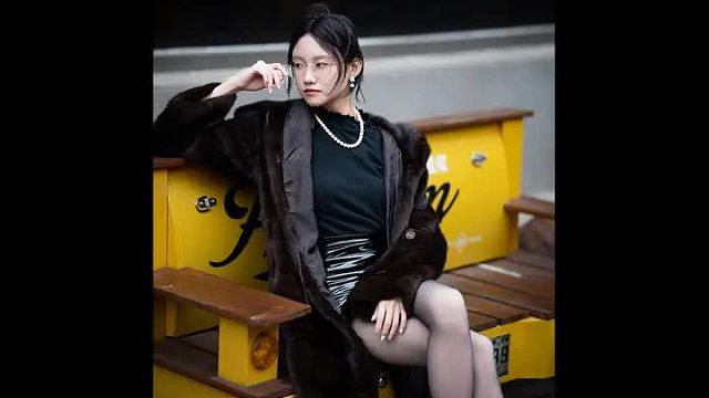 包里真没黑丝！跟小姐姐拍照不小心拍到了晚上