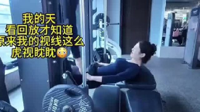 女会员练臀桥，年轻教练在旁辅助，小姐姐看教练眼里都发光了