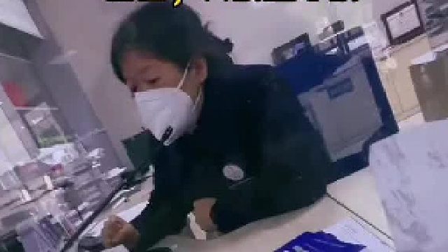 银行问：你取钱是做什么用的？答：消费。然后，大眼瞪小眼