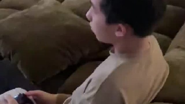 在客厅装个超大沙发，老公坐超大沙发上打游戏