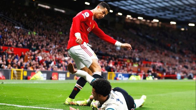 输急眼了？C罗名场面：3连踢琼斯逃红，范戴克怒喷！