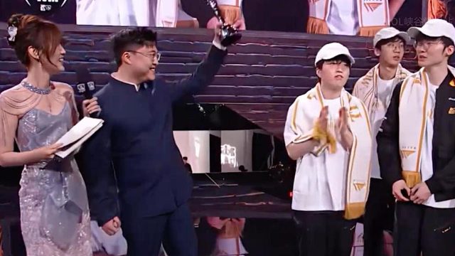 久哥哥谈uzi复出确定了：就在这几天后天就有消息！  你不给很高的价就让他复出？