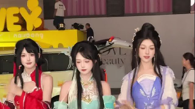 起猛了看见三个美女小姐姐给我跳舞了