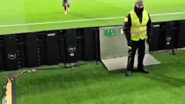 场边观众用两盒宝可梦卡片换走格子球衣