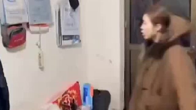 姑姑陪孩子们玩捉迷藏，藏得地点很隐蔽