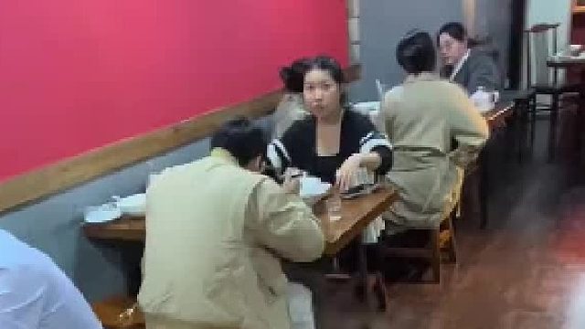 脑筋急转弯环节，森林里面遇到老虎怎么办？