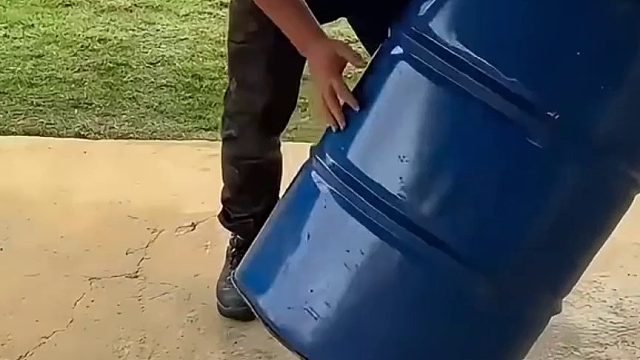 男子将捡来的大铁桶经过简单改造制作成精美家具，这也太有创意了