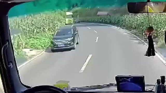 弯道勿超车变线看后视