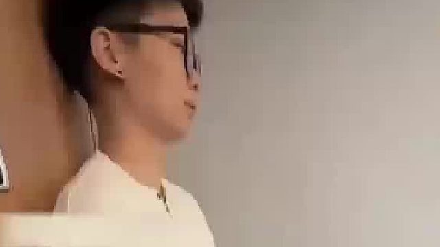 小伙坐高铁时买了站票