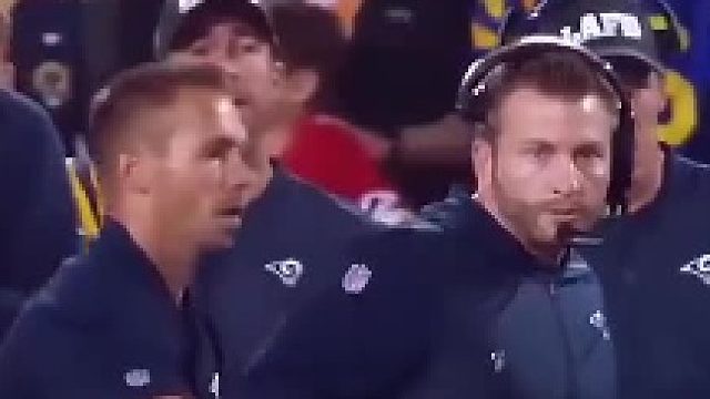 总教练后面这人是干什么的？