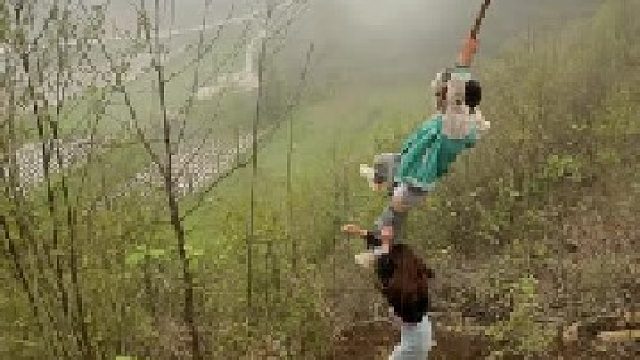 儿时的回忆荡秋千，实在太好玩了