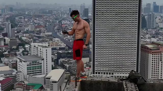 极限攀爬，百米高的锁塔化作健身单杠，两百米烟囱成为倒立舞台