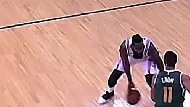 哈登后撤三分似标杆，球技超凡！