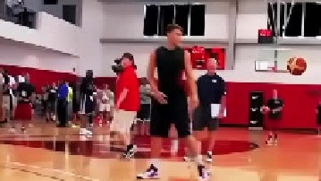 格里芬早年自投猛扣点燃赛场狂热