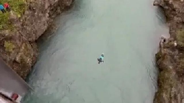 高空悬崖跳水，你是否有勇气挑战这一跳