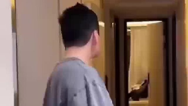 夫妻带着孩子出去吃宵夜