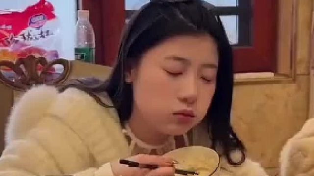 湖南女生凌晨三四点就被叫起来吃年夜饭，才睡了一个小时