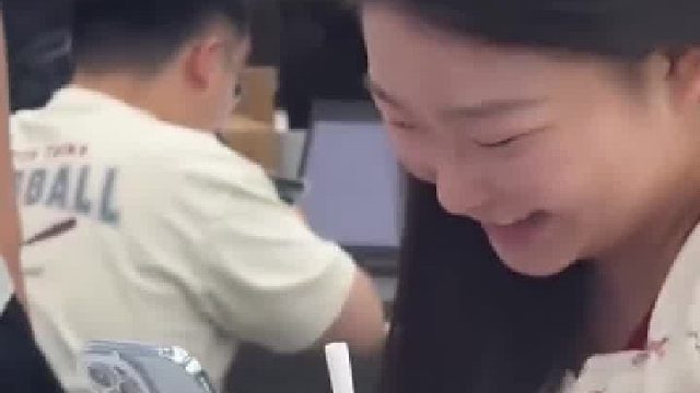 女生上班时间玩手机 被老板撞见后淡定回答