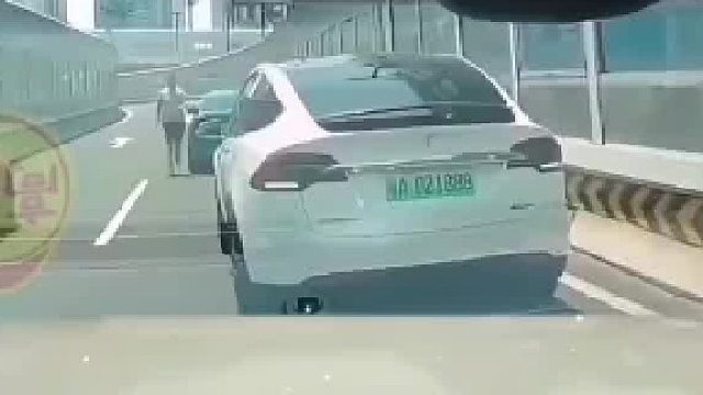 小伙还是太年轻带尾翼的特斯拉都敢踢