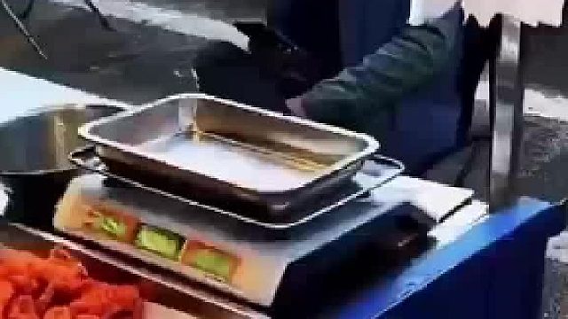 小伙想用摊贩的秤复称……