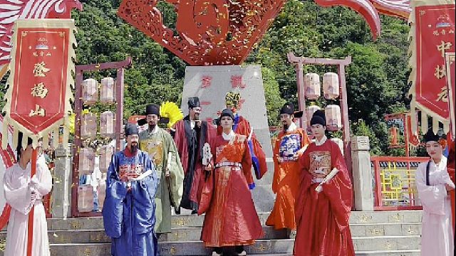 周末带上孩子来东莞观音山登高许愿，立下状元志！