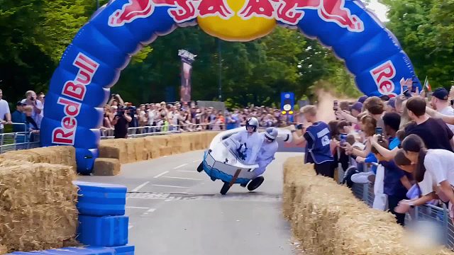 当扭扭车变身人间大炮，几百个月大的老北鼻竟要用它征服死亡赛道