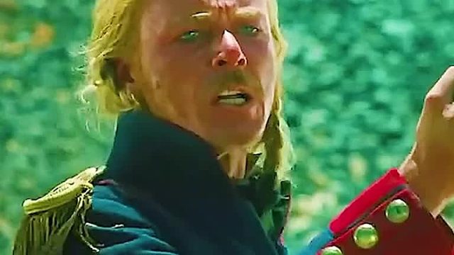 男人在沙漠里捡到一枚贝壳然后放在鼻尖闻了闻一股海腥味顿时直冲大脑