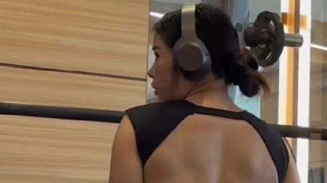 臀部训练前的激活拉伸很重要哦 放松髋关节更灵活咯 哈哈